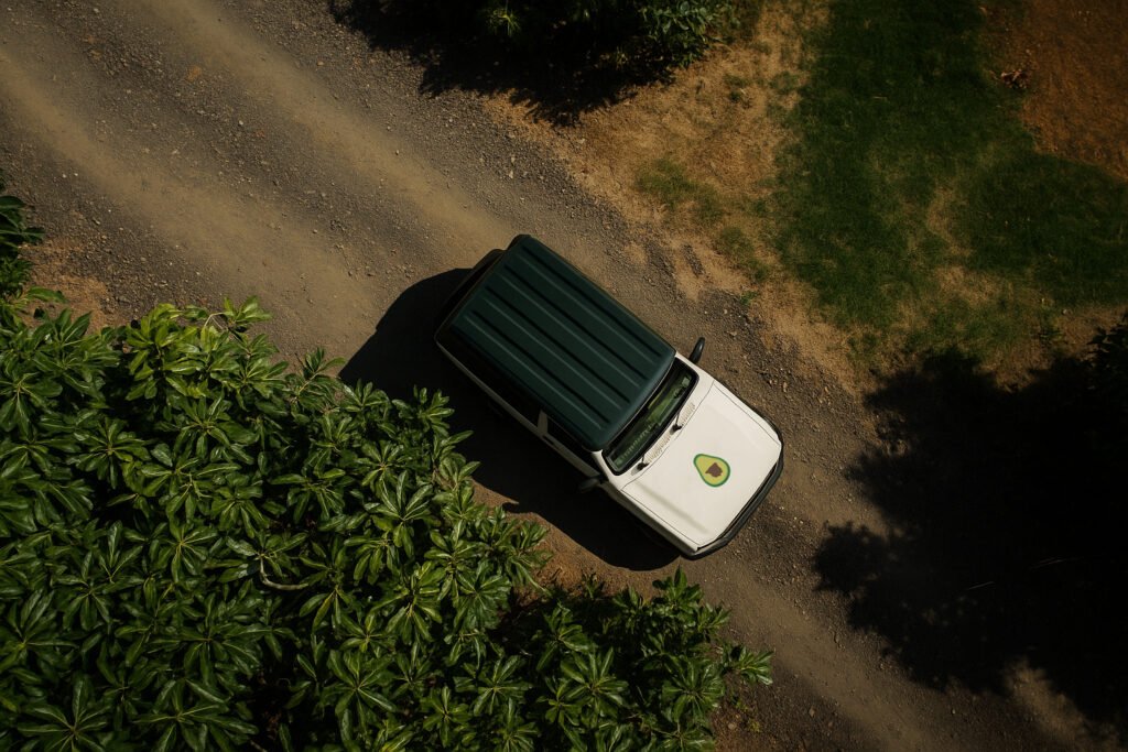 Coche yendo a asesoramiento tecnico y operativo de aguacate
