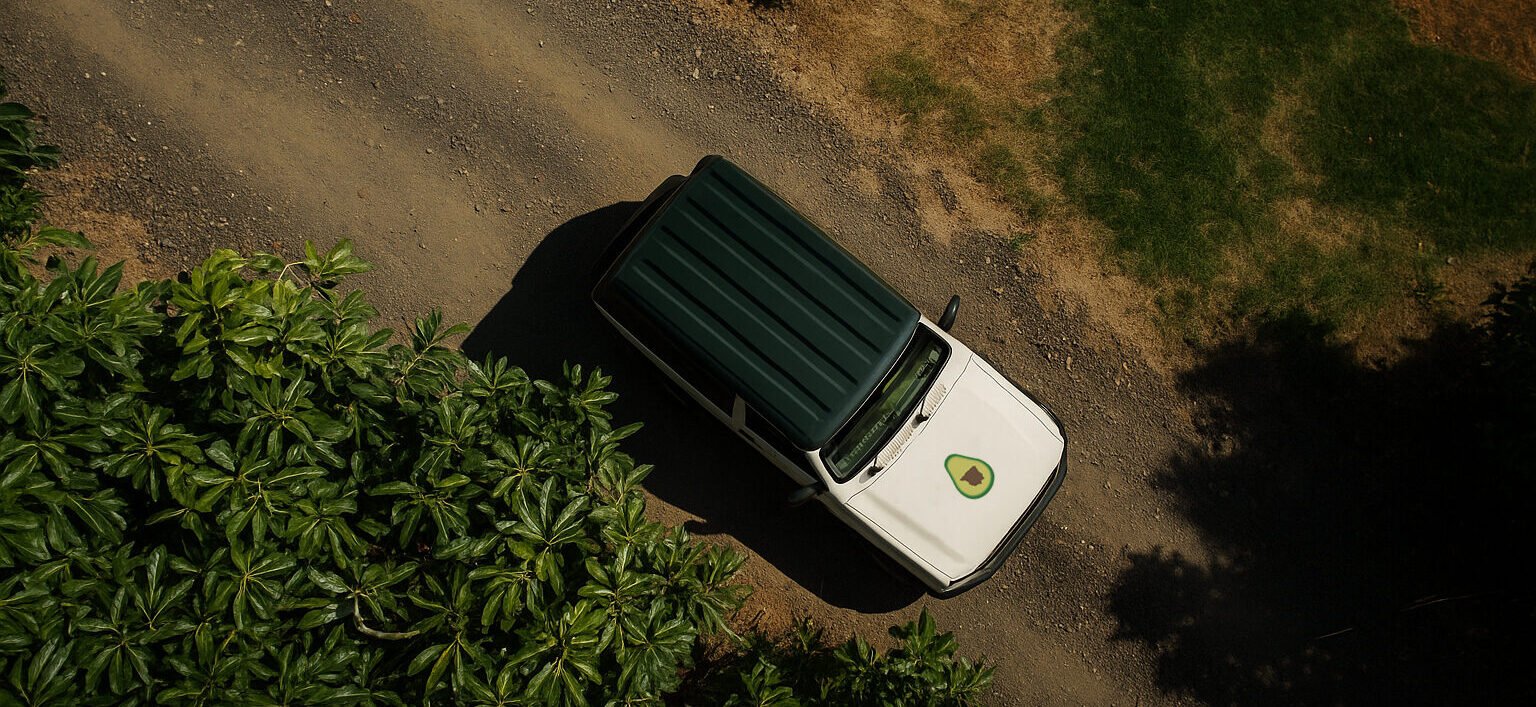 Coche yendo a asesoramiento tecnico y operativo de aguacate